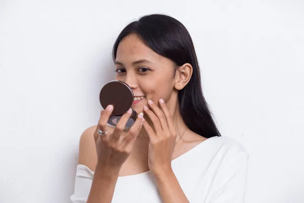 Vacker Asiatisk Kvinna Tillämpa Pulver Vid Makeup Kosmetiska Isolerad Vit — Stockfoto