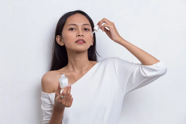 Ung Vacker Asiatisk Kvinna Att Sätta Fuktgivande Serum Ansiktet Isolerad — Stockfoto