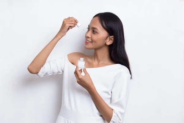 Young Beautiful Asian Woman Putting Moisturizing Serum Her Face Isolated — Stock Photo, Image