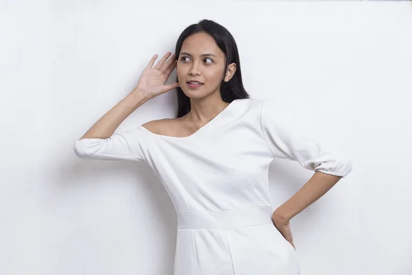 Ung Vacker Asiatisk Kvinna Med Handen Över Örat Lyssna Utfrågning — Stockfoto