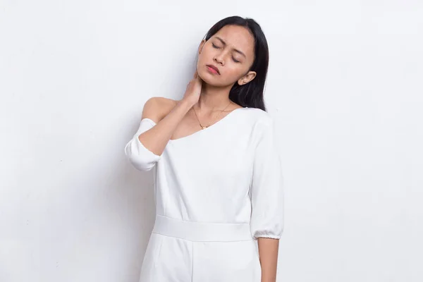 年轻美丽的亚洲女人 喉头酸痛 肩部酸痛 背景为白色 — 图库照片