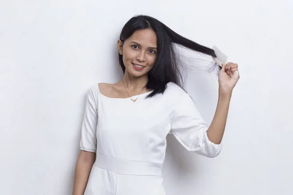 Ung Vacker Asiatisk Kvinna Tittar Kameran Och Kamma Långt Hår — Stockfoto