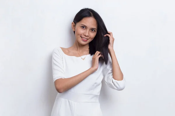 Ung Vacker Asiatisk Kvinna Tittar Kameran Och Kamma Långt Hår — Stockfoto