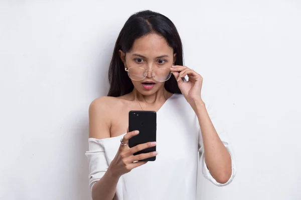 Chock Ung Asiatisk Vacker Kvinna Med Mobiltelefon Isolerad Vit Bakgrund — Stockfoto