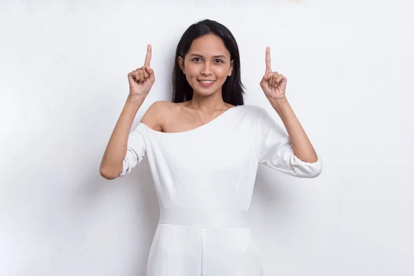 Feliz Jovem Asiático Mulher Apontando Com Dedos Para Diferentes Direções — Fotografia de Stock