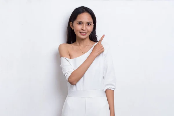 Glad Ung Asiatisk Kvinna Pekar Med Fingrar Till Olika Riktningar — Stockfoto