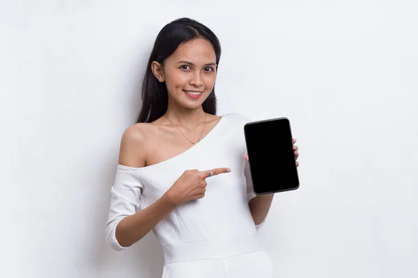 Jong Mooi Aziatisch Vrouw Demonstreren Mobiele Telefoon Geïsoleerd Witte Achtergrond — Stockfoto