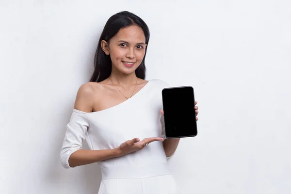 Jong Mooi Aziatisch Vrouw Demonstreren Mobiele Telefoon Geïsoleerd Witte Achtergrond — Stockfoto