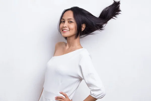 美丽的年轻亚洲女人的肖像 有着洁白背景的干净而新鲜的头发 — 图库照片