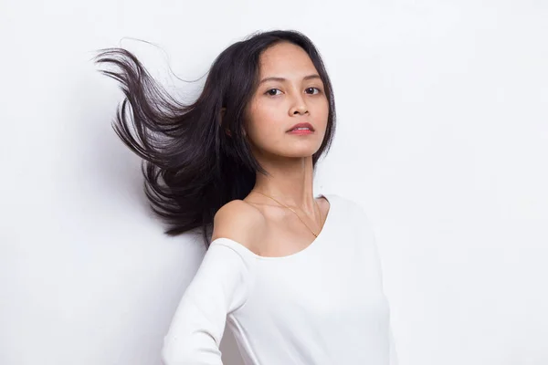 Retrato Bela Jovem Mulher Asiática Com Cabelo Limpo Fresco Isolado — Fotografia de Stock