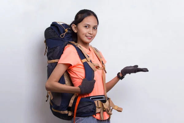 年轻的亚洲徒步旅行的女人 背着背包 指指点点白底空旷的空间 — 图库照片