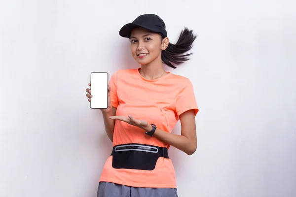 Mladá Asijské Sportovní Žena Demonstrující Mobilní Telefon Bílém Pozadí — Stock fotografie