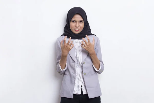若いアジア系ムスリム女性は白い背景で感情的な叫びと叫びに怒り — ストック写真