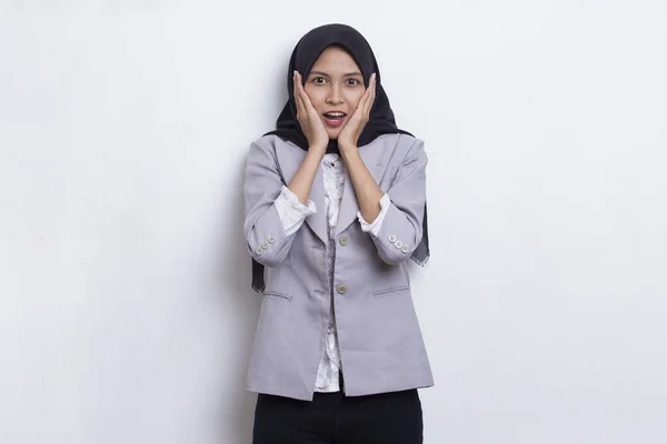 若いアジアの美しいイスラム教徒の女性がミスのために手で口をカバーショックを受けました 白地に隔離された秘密の概念 — ストック写真