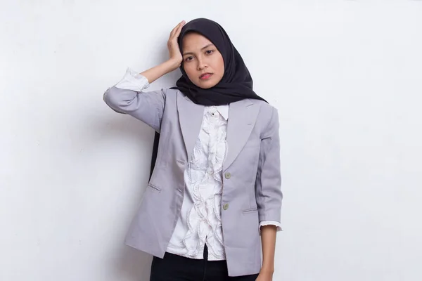 Portrét Stresu Nemocné Asijské Muslimské Ženy Bolestí Hlavy Bílém Pozadí — Stock fotografie