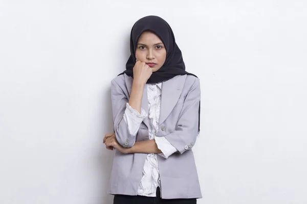 Jong Mooi Aziatisch Moslim Vrouw Denken Idee Geïsoleerd Witte Achtergrond — Stockfoto