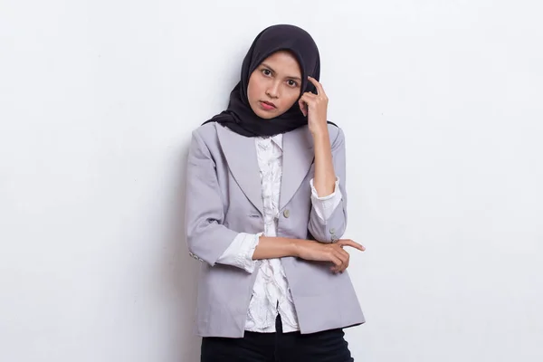 Joven Hermosa Asiático Musulmán Mujer Pensamiento Idea Aislado Blanco Fondo —  Fotos de Stock
