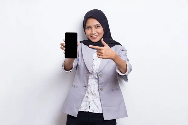 Jovem Bonito Asiático Muçulmano Mulher Demonstrando Móvel Celular Isolado Branco — Fotografia de Stock