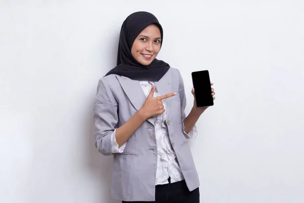 Jovem Bonito Asiático Muçulmano Mulher Demonstrando Móvel Celular Isolado Branco — Fotografia de Stock