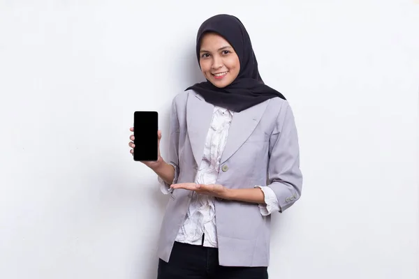 Młody Piękny Azji Muzułmanin Kobieta Demonstrujące Telefon Komórkowy Odizolowany Białym — Zdjęcie stockowe