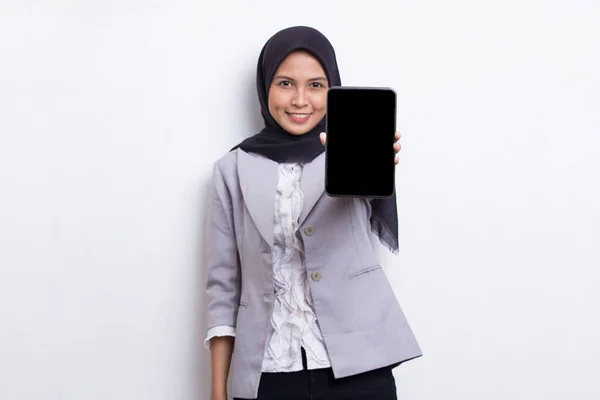年轻美丽的亚裔穆斯林女子展示用白色背景隔离的手机 — 图库照片