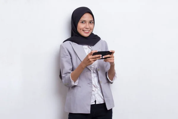Glad Asiatisk Muslimsk Kvinde Spændt Spille Spil Hendes Smartphone - Stock-foto