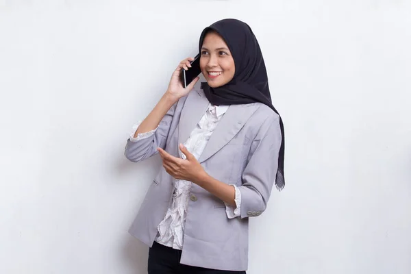 Ευτυχισμένη Νεαρή Ασιατική Όμορφη Μουσουλμάνα Γυναίκα Χρησιμοποιώντας Κινητό Τηλέφωνο Απομονώνονται — Φωτογραφία Αρχείου