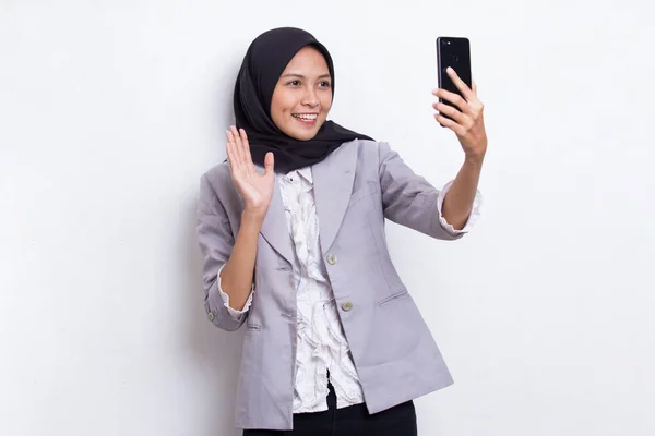 幸せな若いアジアの美しいイスラム教徒の女性白い背景に隔離された携帯電話を使用して — ストック写真