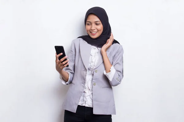 Щаслива Молода Азіатська Красива Мусульманка Допомогою Мобільного Телефону Ізольована Білому — стокове фото