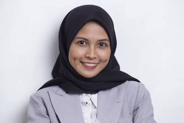 白を基調とした清楚で清新な肌のアジア系ムスリム女性の肖像 — ストック写真