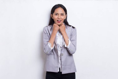 Asyalı genç bir iş kadını yanlışlıkla ağzını kapatırken şok oldu. Beyaz arkaplanda izole edilmiş gizli kavram