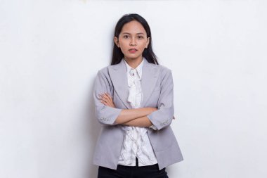 Beyaz arka planda izole edilmiş genç Asyalı kadın portresi