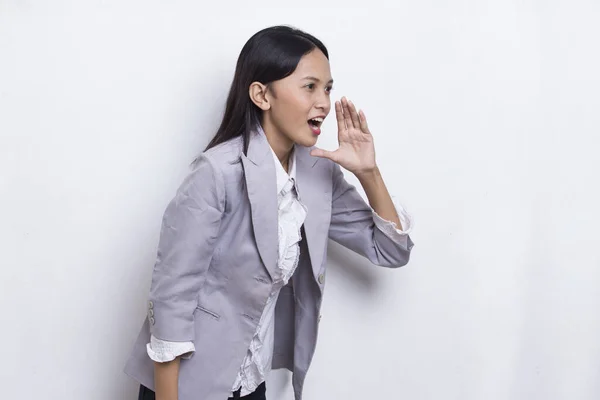 Genç Asyalı Kadını Beyaz Arka Planda Bağırıyor Bağırıyor — Stok fotoğraf