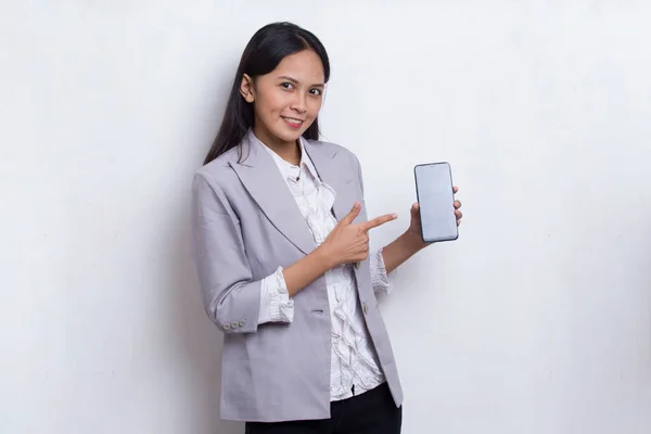 年轻的亚洲女商人展示用白色背景隔离的手机 — 图库照片