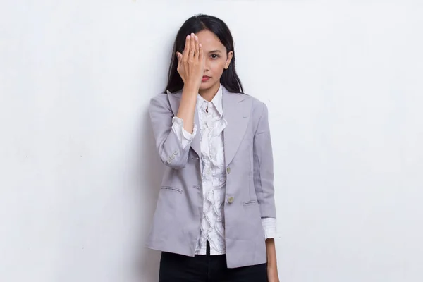 年轻的亚洲女人用一只被白色背景隔离的手捂住一只眼睛 — 图库照片