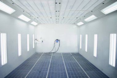 Uzmanların araba boyadığı profesyonel bir kamera.