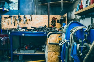 Farklı araçlara sahip bir araba tamirhanesinin içi