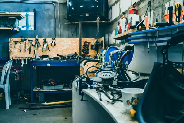 Interior Local Trabalho Reparação Automóveis Com Diferentes Ferramentas — Fotografia de Stock