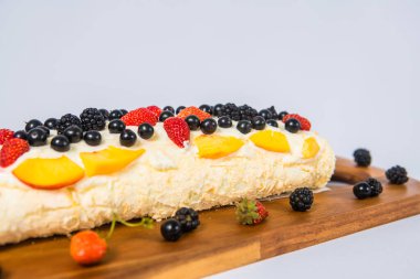 Beyaz arka plan, yakın plan, meyvelerle süslenmiş ahşap tahta.