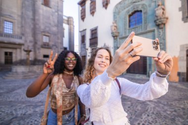 Mutlu arkadaş bir selfie alarak