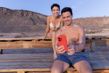 Gün batımında selfie çeken bir çift..