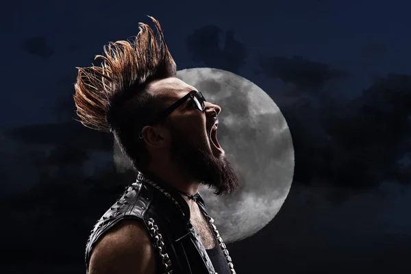 Man with a Mohawk shouting in the night — Stock Photo, Image