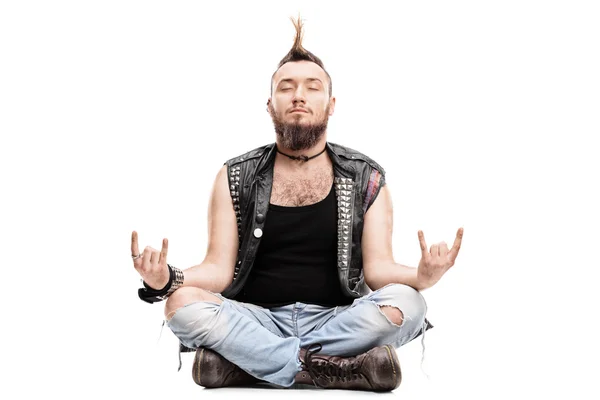 Männlicher Punk meditiert sitzend auf dem Boden — Stockfoto