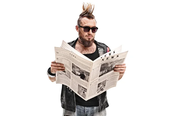 Erkek punk rocker bir gazete okuyor — Stok fotoğraf