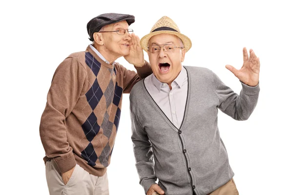Hombre mayor susurrando algo a un amigo —  Fotos de Stock
