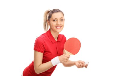 Genç kadın oynarken ping pong 