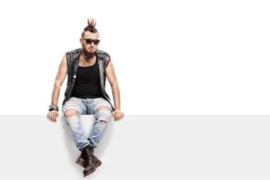 Genç punk rocker bir Mohawk saç modeli ile 