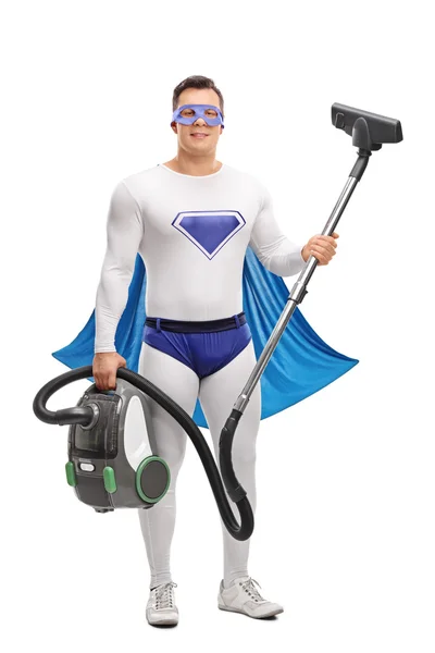 Superhero muda memegang vacuum cleaner — Stok Foto