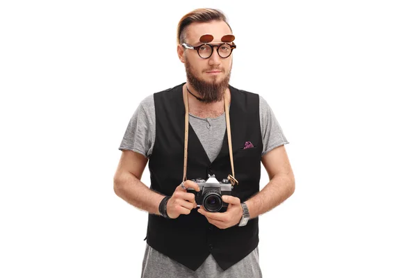Unga manliga hipster innehar en kamera — Stockfoto