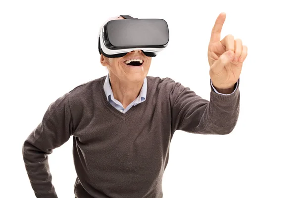 Senior gentleman oplever virtual reality - Stock-foto